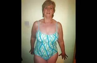 XXX Eine große Frau pornos ab 40 raucht einen Bart