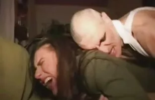 XXX Mom in Strümpfen mit leidenschaftlichen anal-sex pornofilme mit älteren damen mit einem Kerl auf der couch