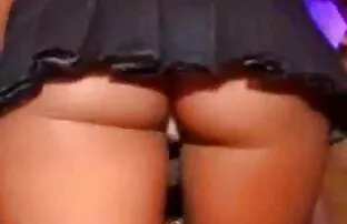 XXX Rob, der Film in schwarzem BH, liegt mit dem Gesicht des sexfilm alte frau Analpartners
