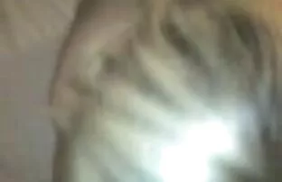 XXX Junge Frau mit weißem Hemd frauen ab 40 pornos hebt Hände mit Ihren Lippen und pussy am Strand,