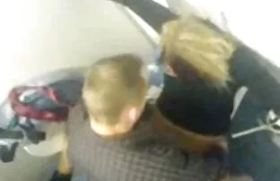 XXX Saugen seinen Schwanz im Badezimmer mit sexfilme ältere fremden